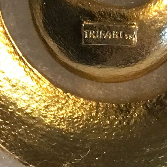 Vintage Trifari yellow and Black Enamel Brooch - Picture 3 of 3